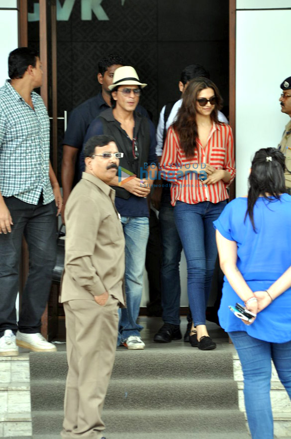 shahrukh deepika land in mumbai post chennai express promotions 5