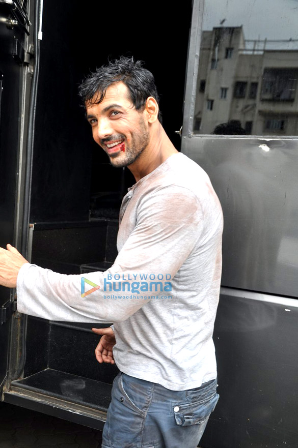 john abraham snapped promoting madras cafe 4