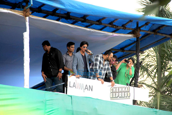 shahrukh stirs up mass hysteria at chennai express promotions 2
