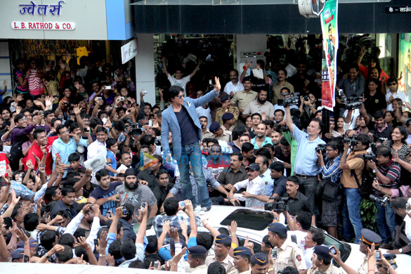 shahrukh stirs up mass hysteria at chennai express promotions 6