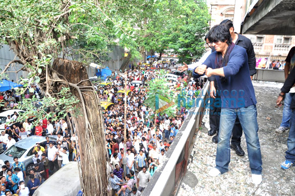 shahrukh khan promotes chennai express at new excelsior 6