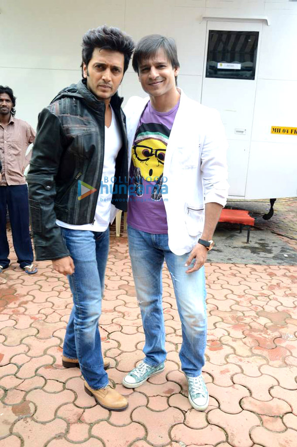 vivek ritesh aftab at comedy night with kapil 8