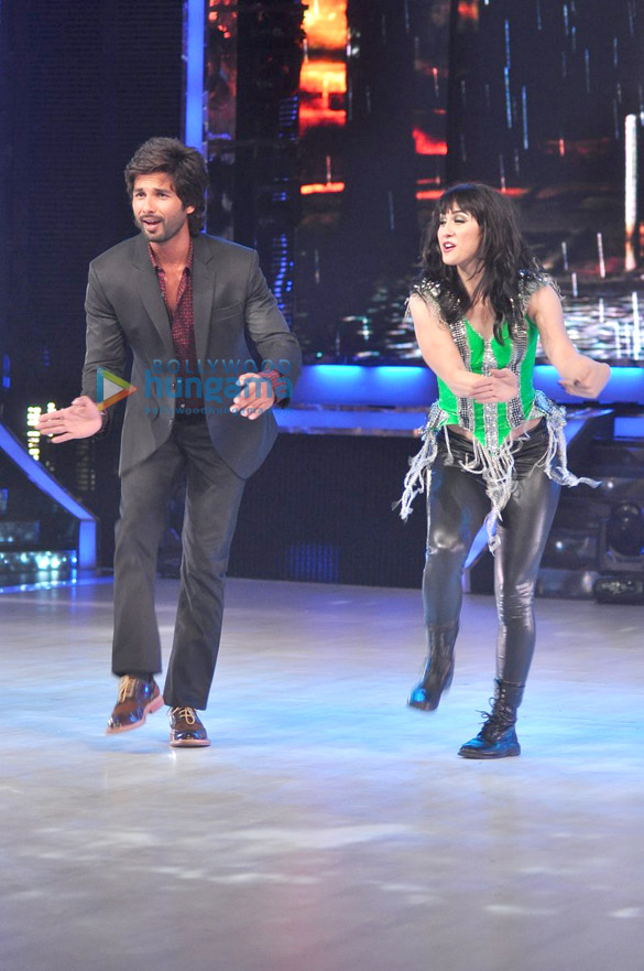 shahid ileana promote phata poster nikhla hero on jhalak dikhhla jaa 3