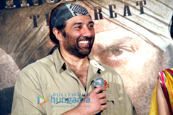 first look launch of singh sahab the great 7