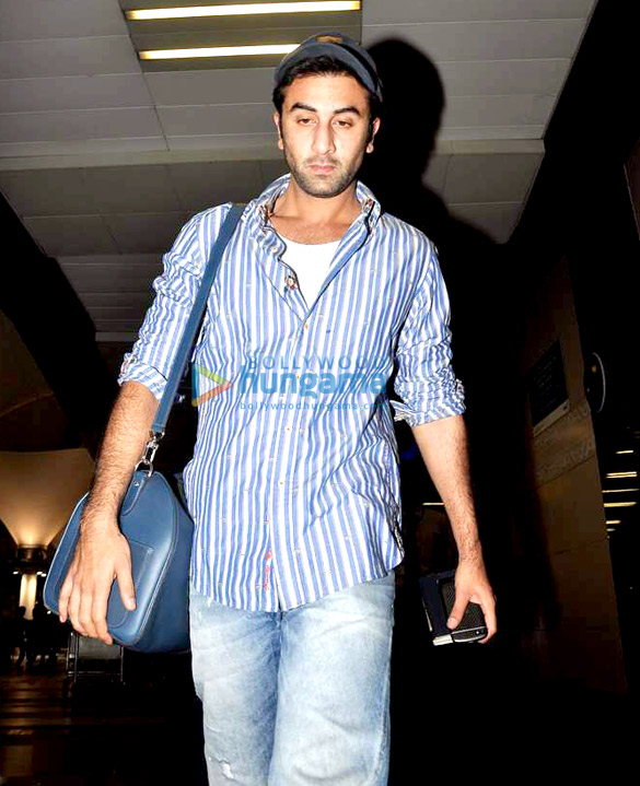 ranbir kapoor snapped arriving at the airport 2