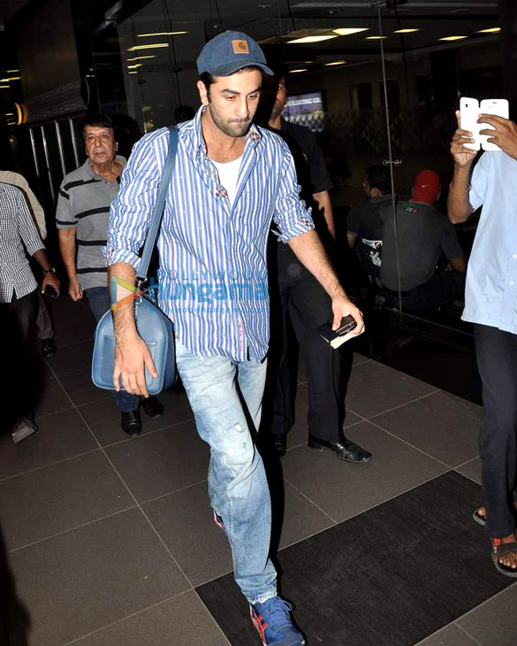 ranbir kapoor snapped arriving at the airport 9