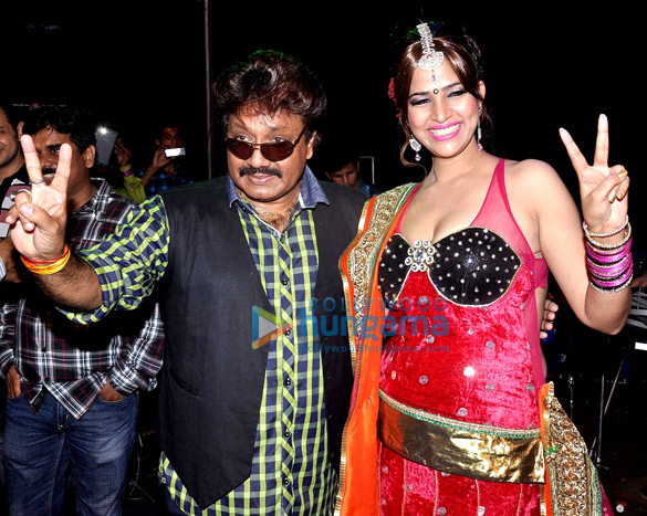 preety pinky perform at ekta navratri 2013 7