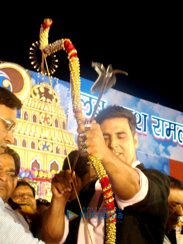 akshay kumar burns raavan at lal qila maidaan in delhi 7