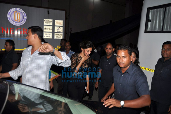 shahrukh khan with cast snapped on happy new year sets 4