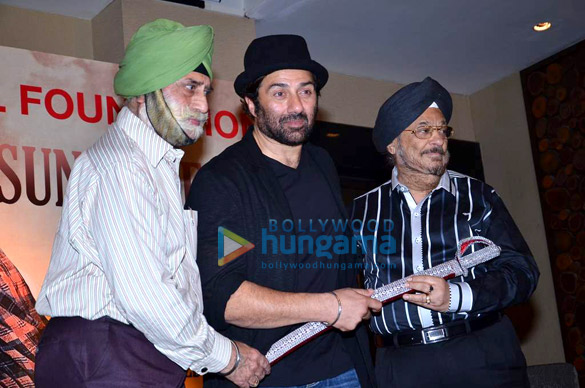 sunny deol unveils shaheed bhagat singhs wax statue 10