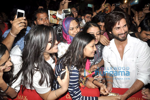 shahid kapoor meets fans 5