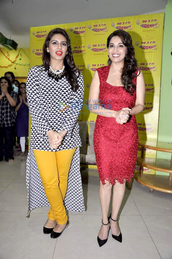 madhuri huma promote dedh ishqiya on 98 3 fm radio mirchi 7