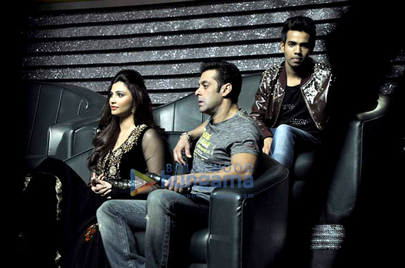 salman promotes jai ho on the sets of dance india dance 7