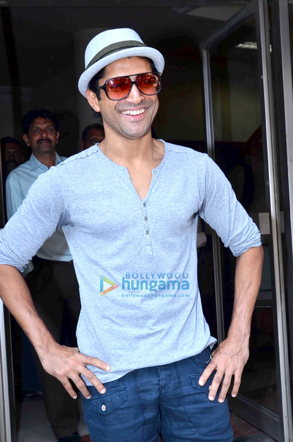 farhan akhtar promotes shaadi ke side effects on 98 3 fm radio mirchi 7