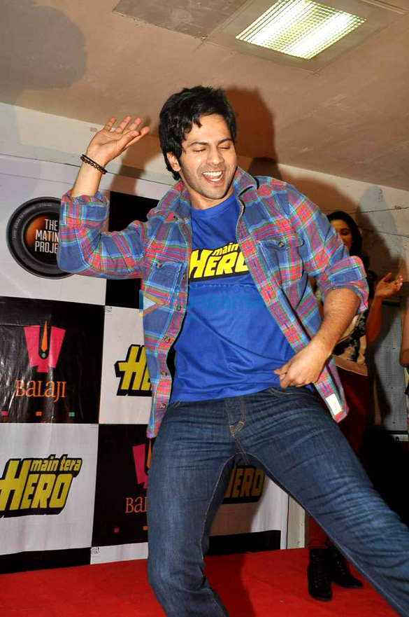 nargis varun promote main tera hero at mithibai college 7