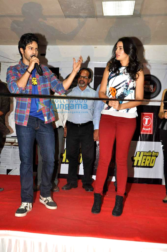 nargis varun promote main tera hero at mithibai college 4