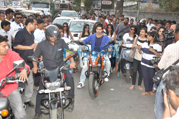 varun takes ekta for a bike ride to promote main tera hero 9