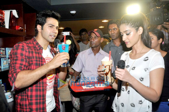 varun ileana promote main tera hero at cafe and theatres 6