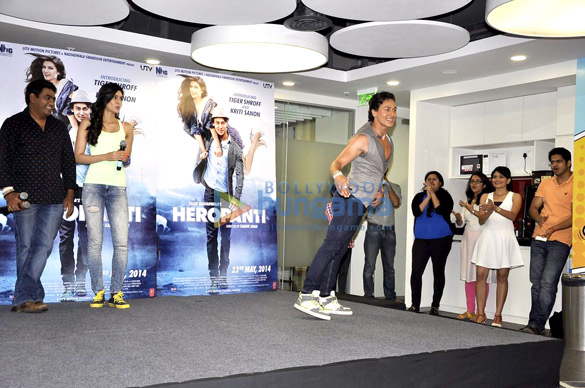 kriti sanon tiger shroff promote heropanti on world dance day 7