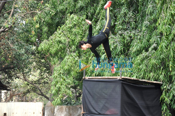 tiger shroff performs live action stunts to promote heropanti 5