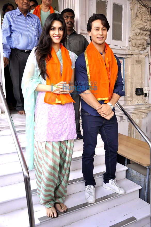 tiger kirti snapped praying at babulnath temple 6
