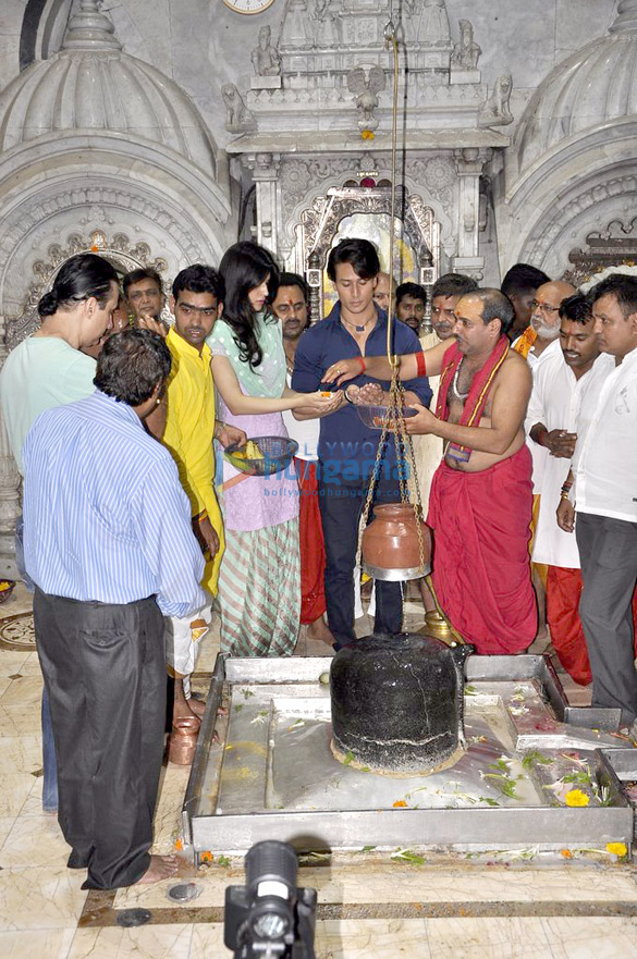 tiger kirti snapped praying at babulnath temple 3