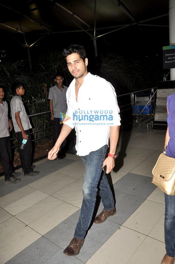 shraddha sidharth malhotra snapped at the airport 7
