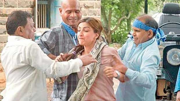 Soha Ali Khan Assaulted In ‘Chaarfutiya Chhokare’