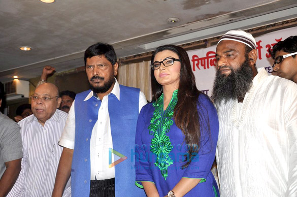rakhi sawant joins ramdas athavles party 3