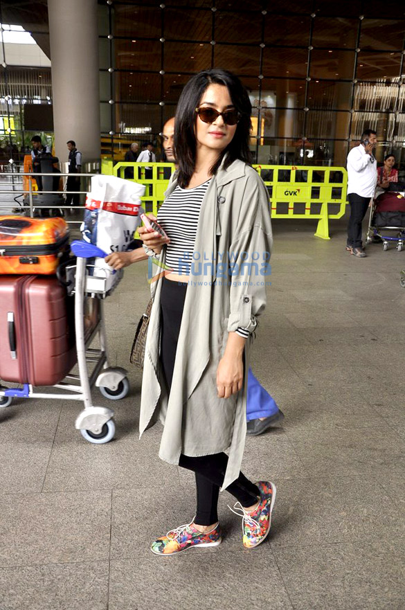 surveen chawla returns from new zealand 3