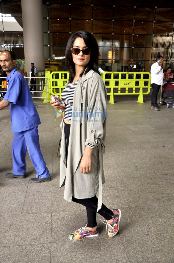 surveen chawla returns from new zealand 2