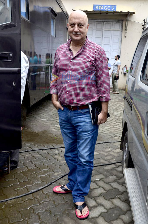 akshay lisa anupam snapped on the sets of shaukeen 4