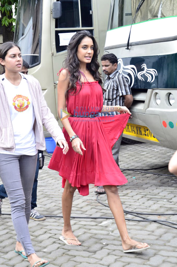 akshay lisa anupam snapped on the sets of shaukeen 3