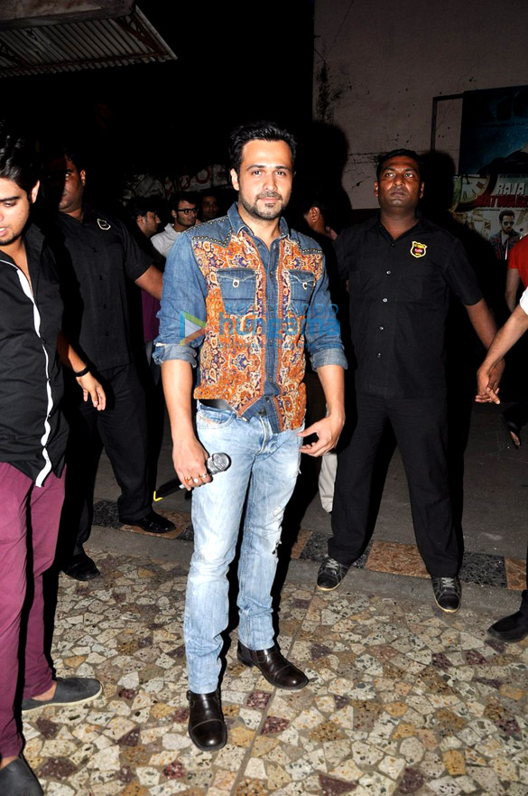 emraan sells tickets for raja natwarlal promotion 11