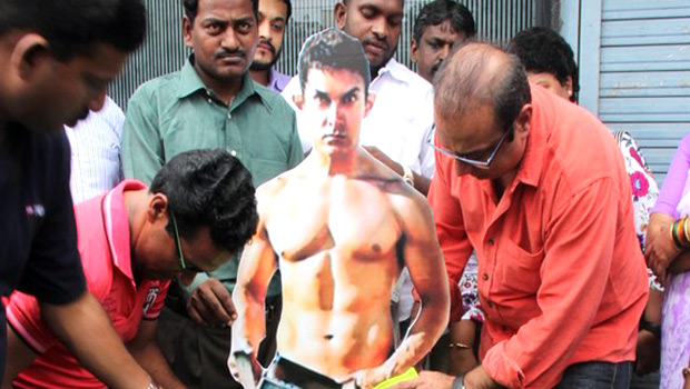 MLA Krishna Hegde ‘Dresses Up’ Aamir Khan’s PK Poster