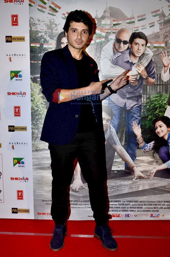shah rukh khan launches the trailer of ekkees toppon ki salaami 8