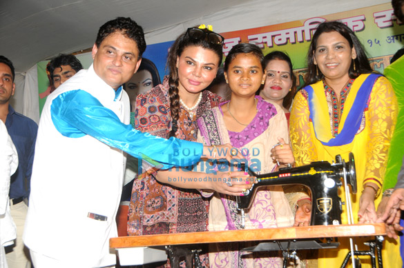 rakhi sawant distributes sewing machines for women empowerment 5