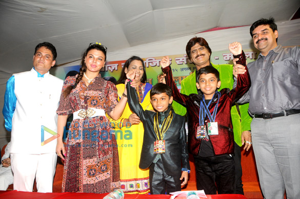 rakhi sawant distributes sewing machines for women empowerment 7
