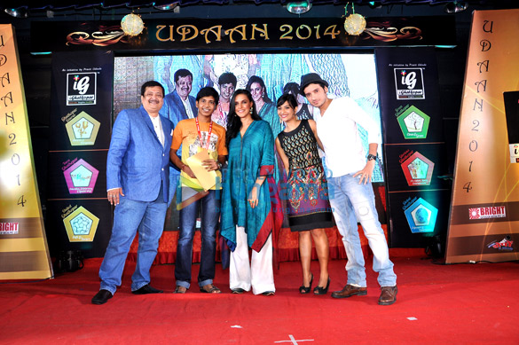 team of ekkees toppon ki salaami honour meritorious students parents 3