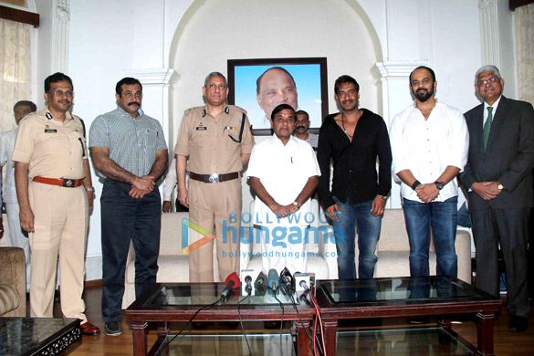 ajay devgn rohit shetty give 2 tata cars to mumbai police 2