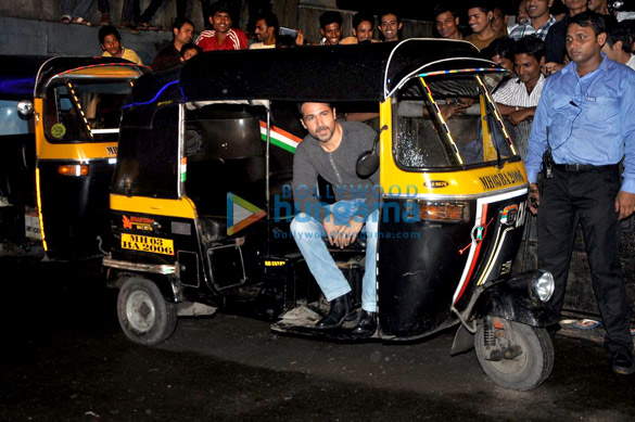 special screening of raja natwarlal for auto rickshaw drivers 4