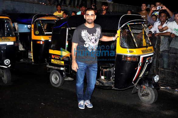 special screening of raja natwarlal for auto rickshaw drivers 6