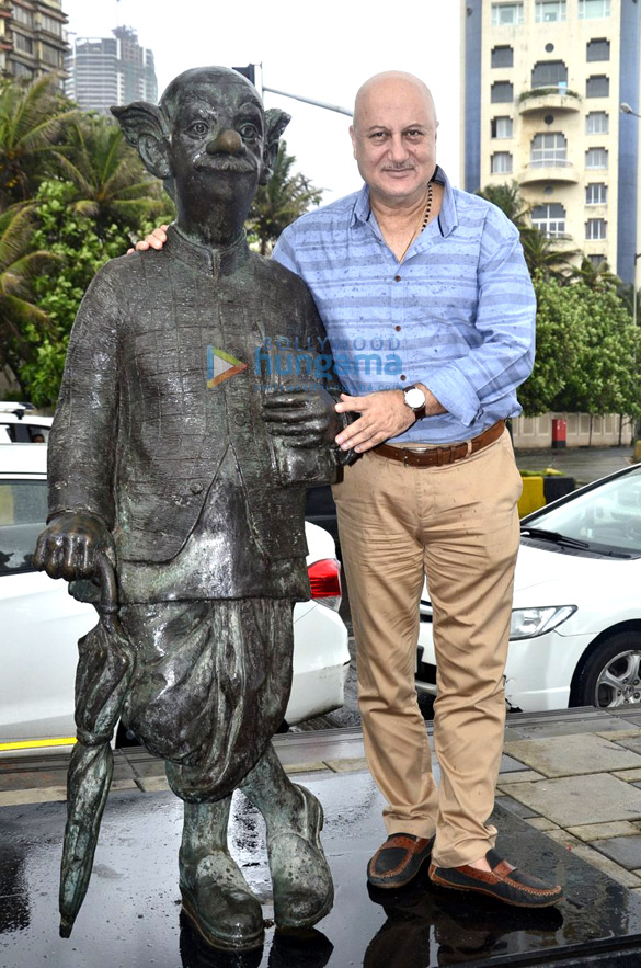 team of ekkees toppon ki salaami pays tribute to r k laxman 4