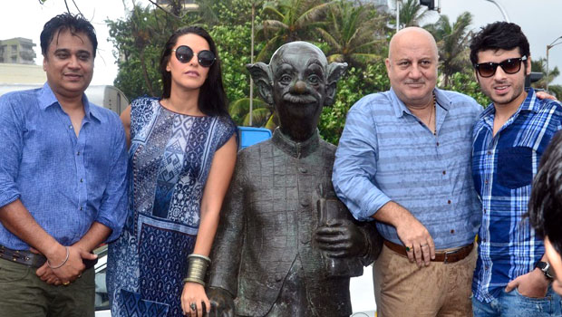 Neha Dhupia, Anupam Kher, Divyendu Sharma Pay Tribute To R K Laxman