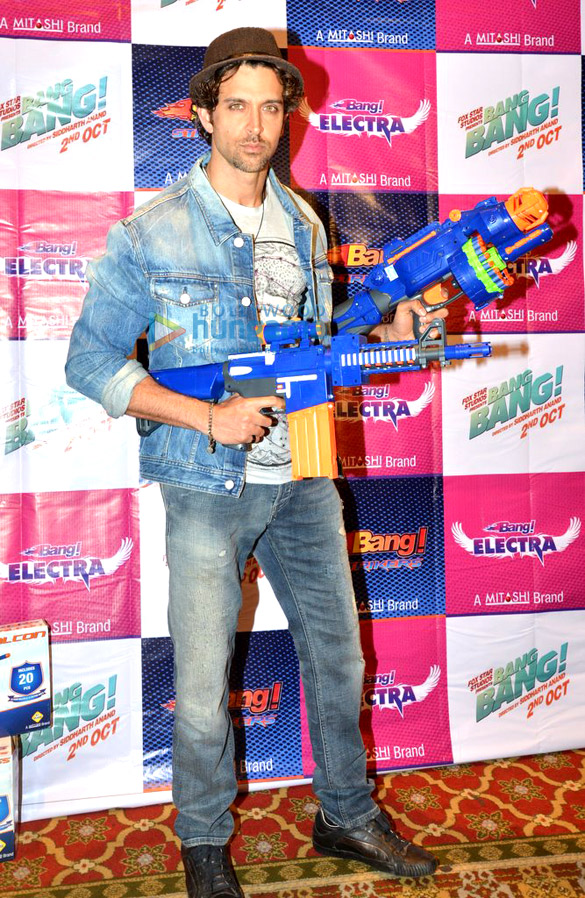 hrithik roshan unveils mitashi bang bang merchandise 3