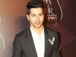 Varun Dhawan Imitates Shah Rukh Khan At ‘GQ Men Of The Year Award 2014’