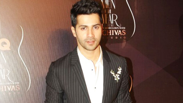 Varun Dhawan Imitates Shah Rukh Khan At ‘GQ Men Of The Year Award 2014’