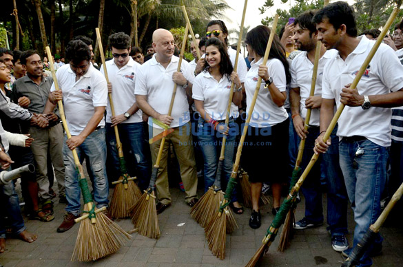 cast of ekkees toppon ki salaami at cleanliness drive in mumbai 3