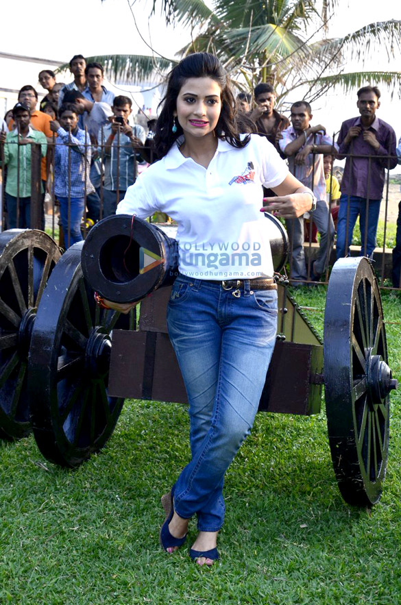 cast of ekkees toppon ki salaami at cleanliness drive in mumbai 10