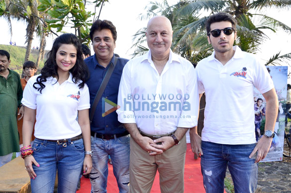 cast of ekkees toppon ki salaami at cleanliness drive in mumbai 4